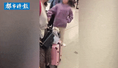 中国女子当众狠踹亲妈、怒吼路人：更可恨的，不止这个女孩（视频/组图） - 1