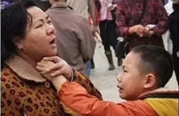 中国女子当众狠踹亲妈、怒吼路人：更可恨的，不止这个女孩（视频/组图） - 9