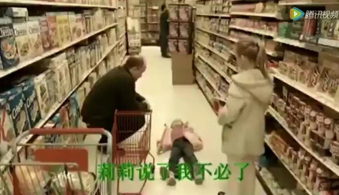 中国女子当众狠踹亲妈、怒吼路人：更可恨的，不止这个女孩（视频/组图） - 13