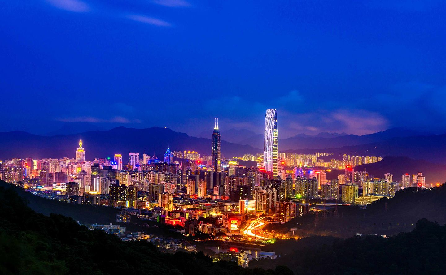 深圳在40年间经历了巨大变迁，图为深圳市罗湖区夜景。（视觉中国）