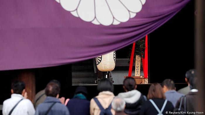 Japan Abe schickt Opfergabe an Yasukuni Schrein (Reuters/Kim Kyung-Hoon)