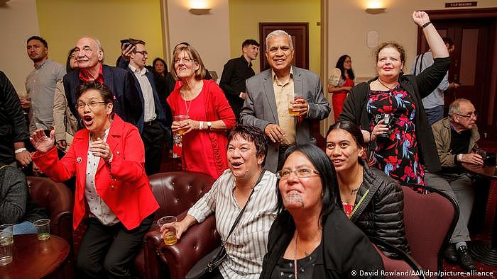 Neuseeland Wahl | Labor-Unterstützer jubeln (David Rowland/AAP/dpa/picture-alliance)