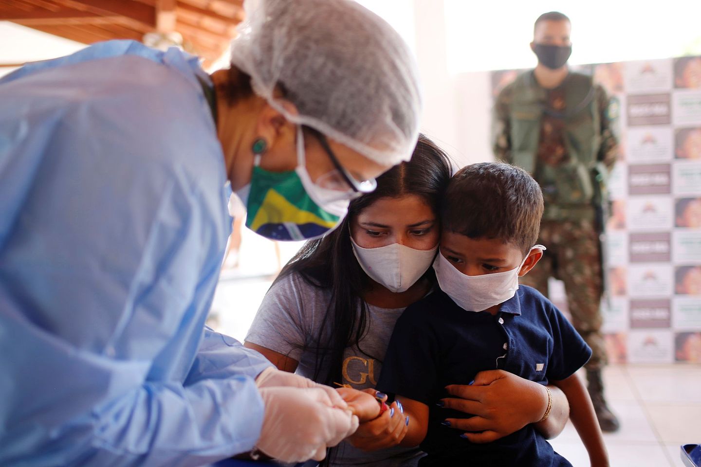 巴西目前是全球新冠肺炎疫情第三严重的国家，仅次于美国和印度。 图为2020年10月4日，巴西武装部队医疗队成员为一名原住民儿童进行检测。 （Reuters）