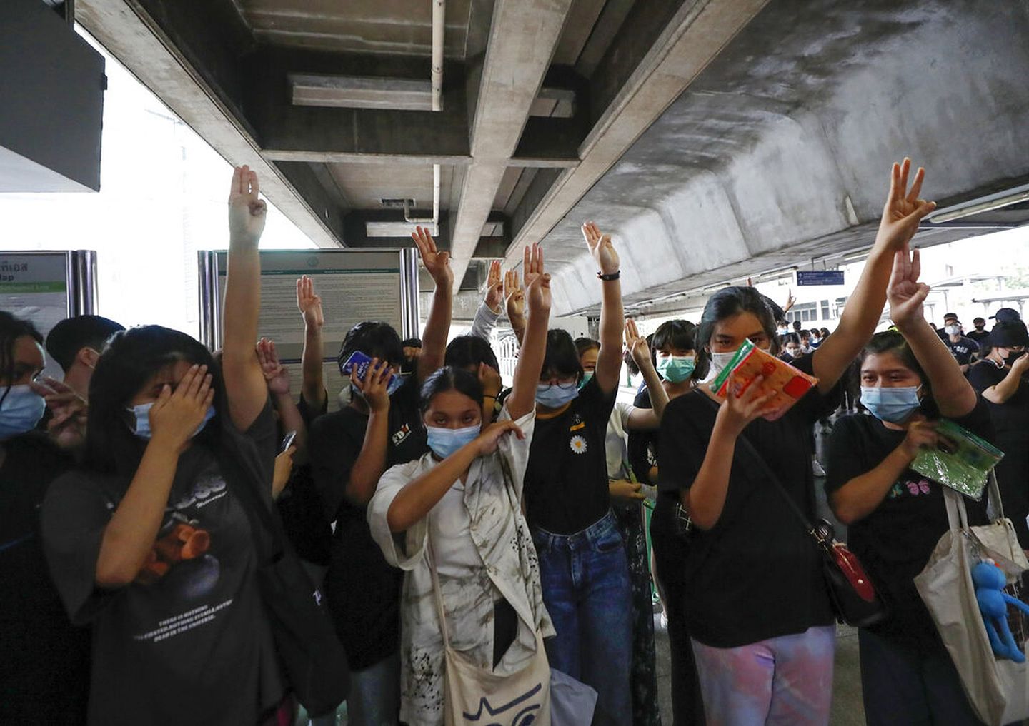 泰国示威：图为10月17日曼谷一个空铁站月台上的示威情形。（AP）