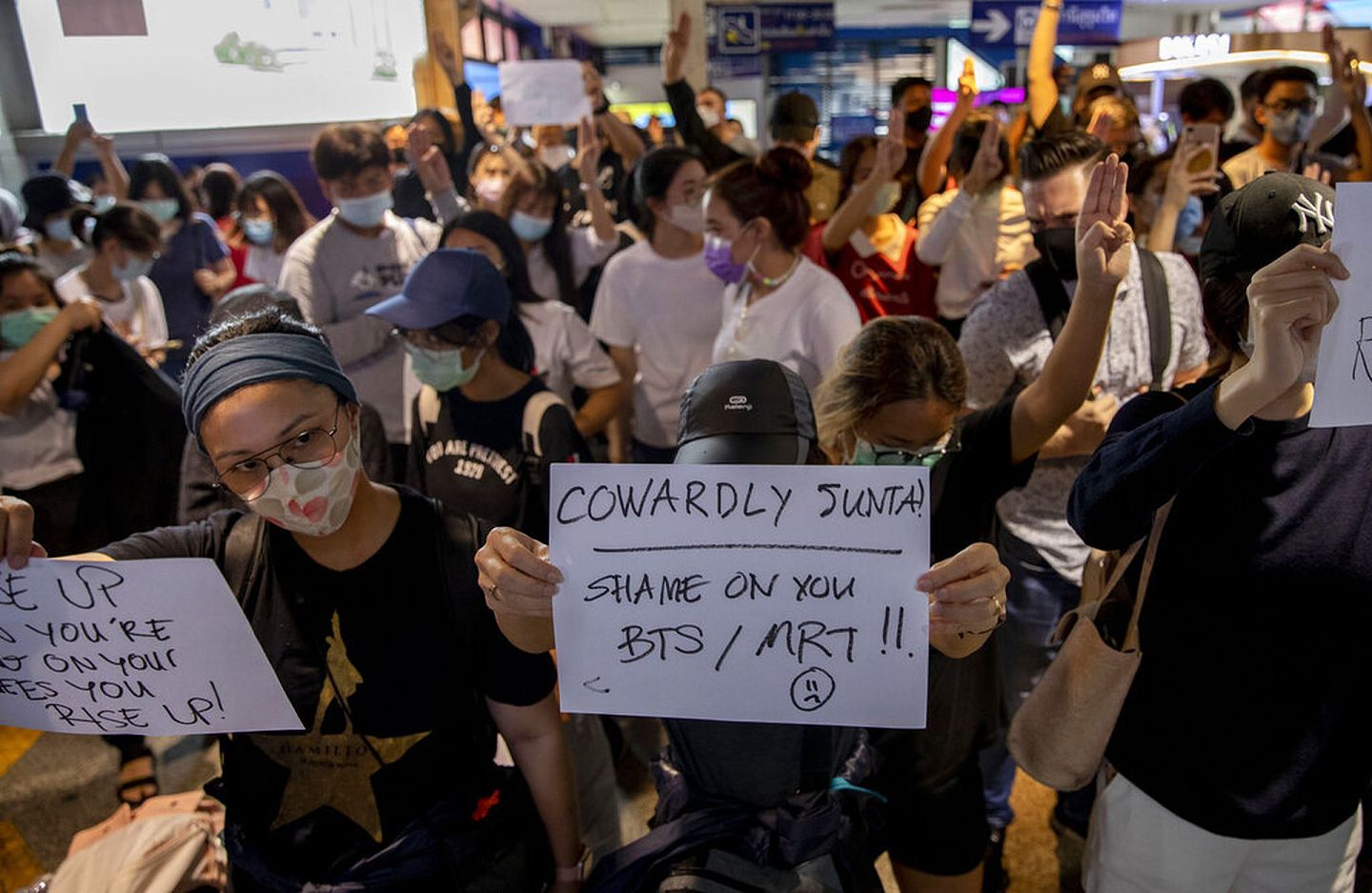 泰国示威：图为10月17日曼谷阿肖克站月台上的示威情形。（AP）