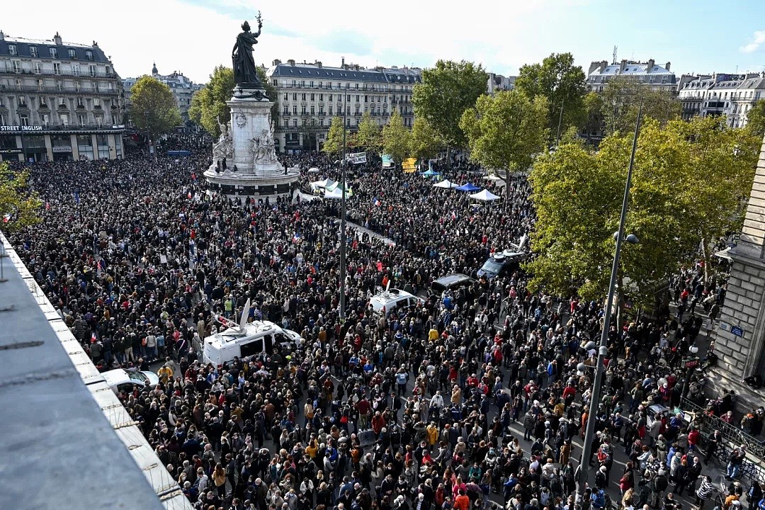 法国数万人集会纪念被斩首教师！从不和女生说话、不暴躁，18岁少年如何变冷血杀手（组图） - 2