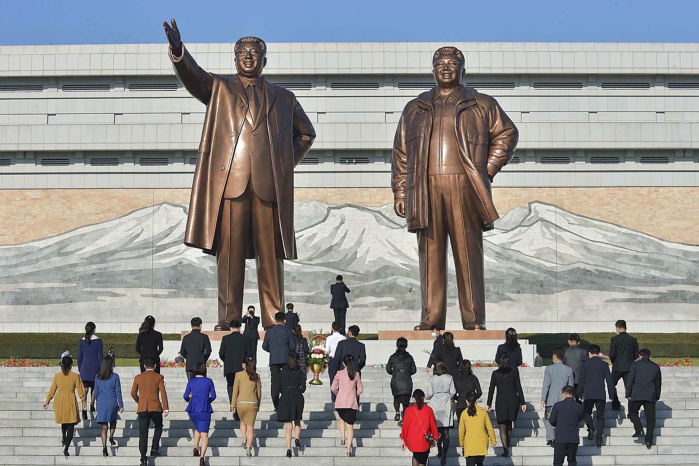 朝鲜首都平壤，民众来到万寿山瞻仰金日成和金正恩的雕塑。（人民视觉）