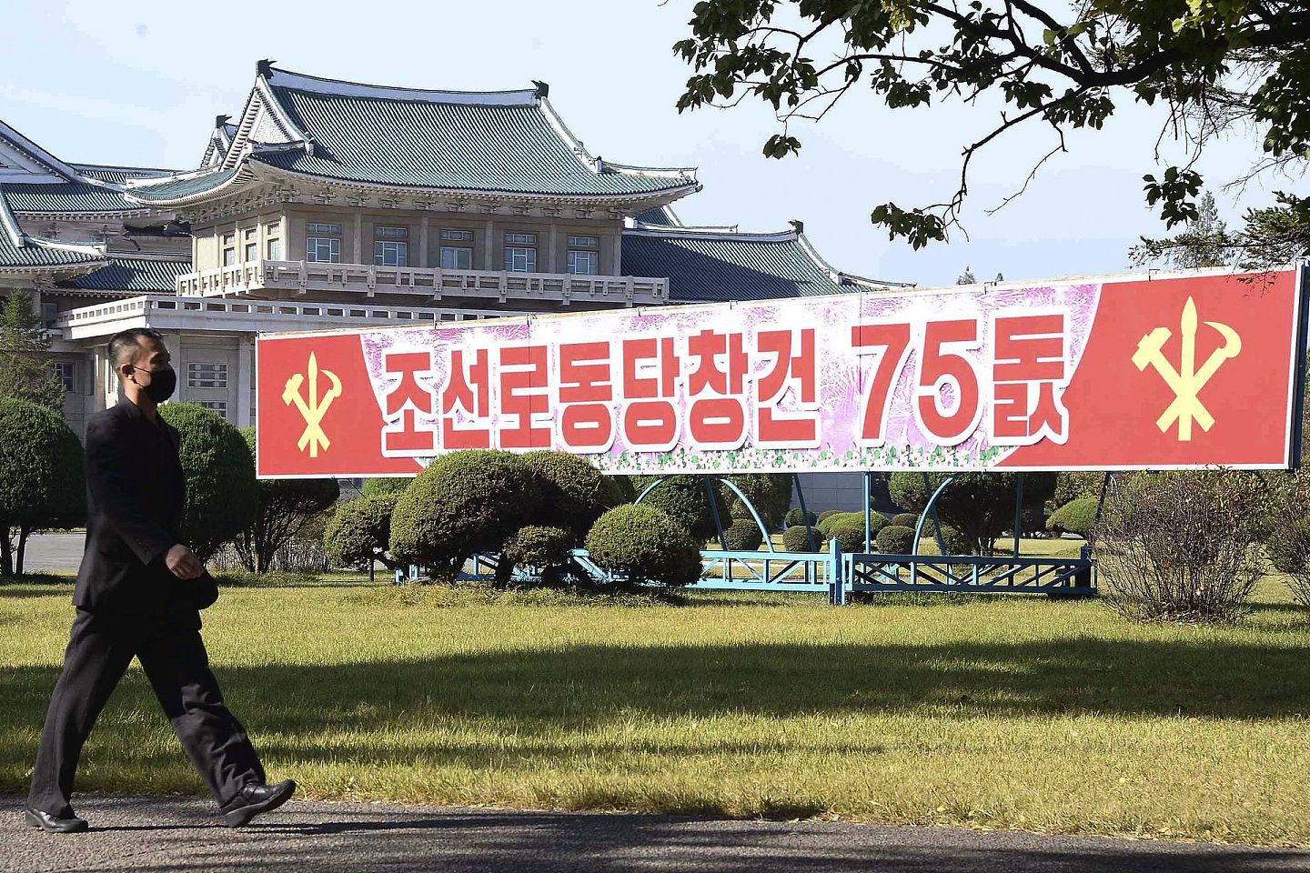 当地时间2020年10月10日，朝鲜首都平壤，民众庆祝朝鲜劳动党成立75周年。（人民视觉）