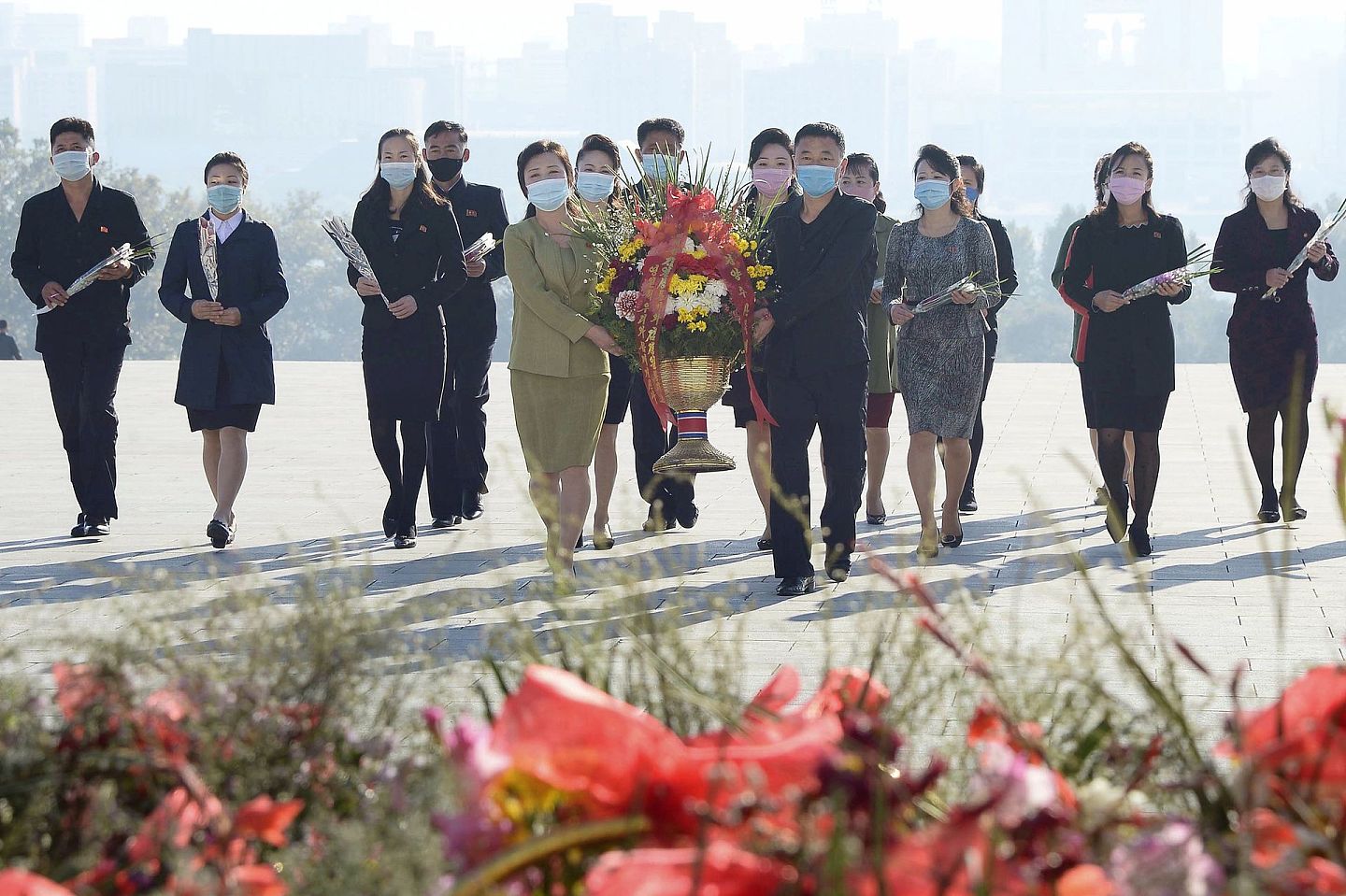 当地时间2020年10月10日，朝鲜民众在万寿山庆祝朝鲜劳动党成立75周年，向领导人雕像献花。（人民视觉）
