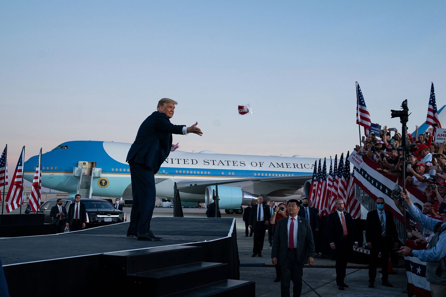 2020年10月12日，美国总统特朗普抵达佛罗里达州奥兰多桑福德国际机场（Orlando Sanford International Airport）参加竞选集会时，向人群中扔去口罩。 （AP）