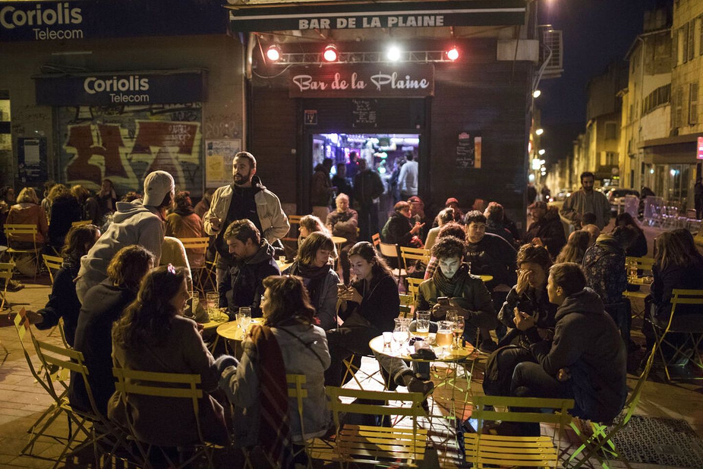 法国新冠肺炎疫情：图为10月17日，民众在马赛一间酒吧聚集。 （AP）