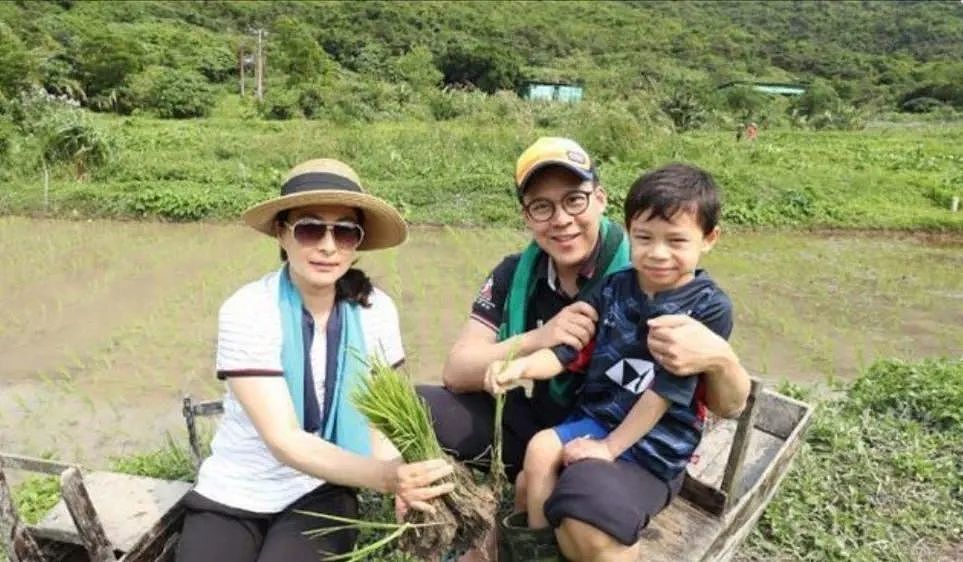 霍启刚深夜为郭晶晶庆生，两人搂肩合照很恩爱，1元发圈再次抢镜（组图） - 8