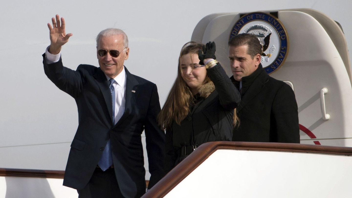 美国大选：图为2013年12月4日，时任美国副总统拜登（左）、其孙女（中）及儿子亨特（右）在中国北京步下空军二号飞机。 （Getty）