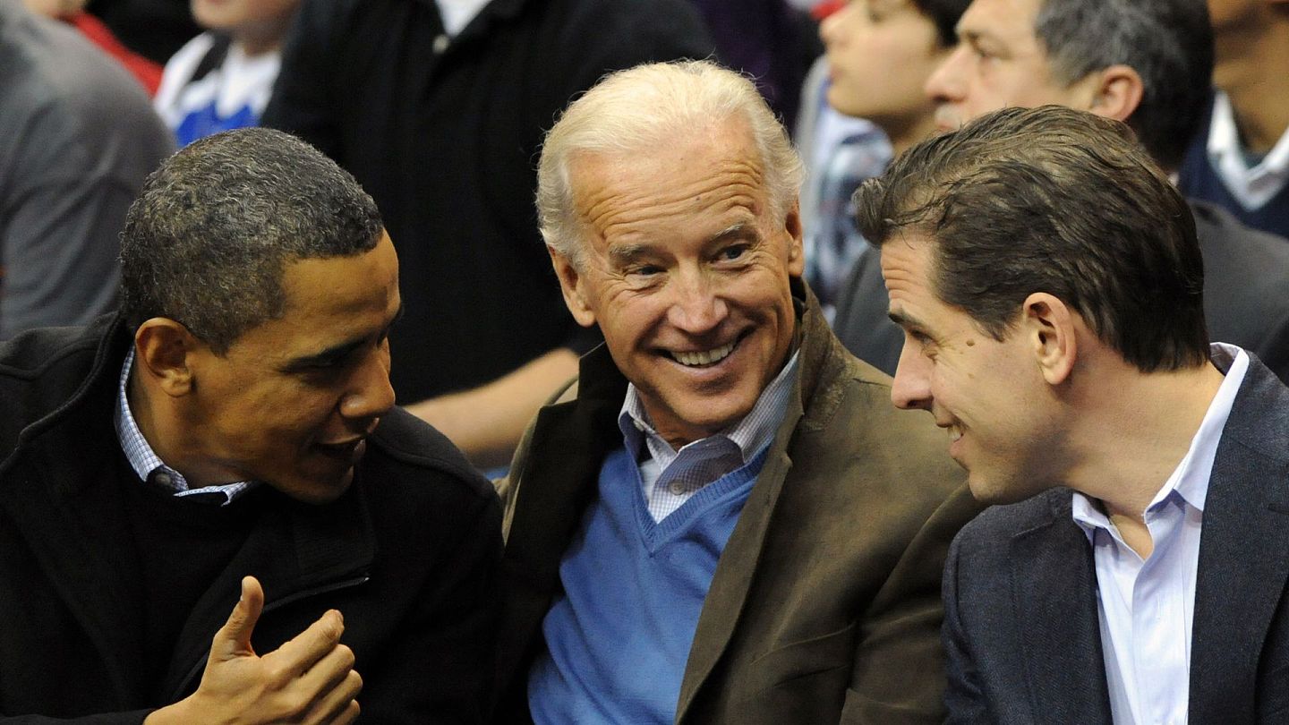 美国大选：图为2010年1月30日，时任美国总统奥巴马（左）、副总统拜登（中）及拜登的儿子亨特（右）在首都华盛顿观看篮球比赛。 （Getty）