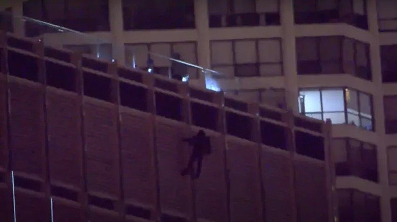 疯狂！亚裔男吊在特朗普大厦16楼外13小时，以死相逼要和特朗普对话，结果...（视频/组图） - 7