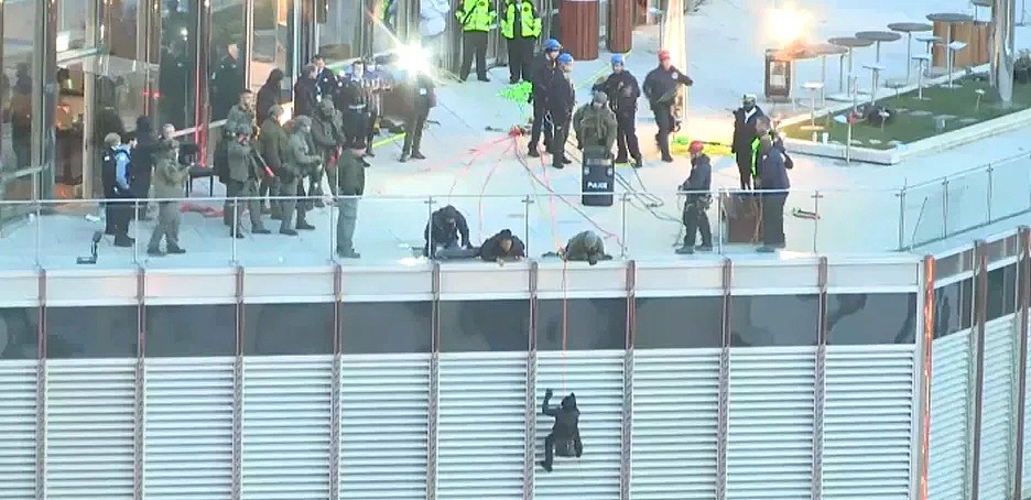 疯狂！亚裔男吊在特朗普大厦16楼外13小时，以死相逼要和特朗普对话，结果...（视频/组图） - 14