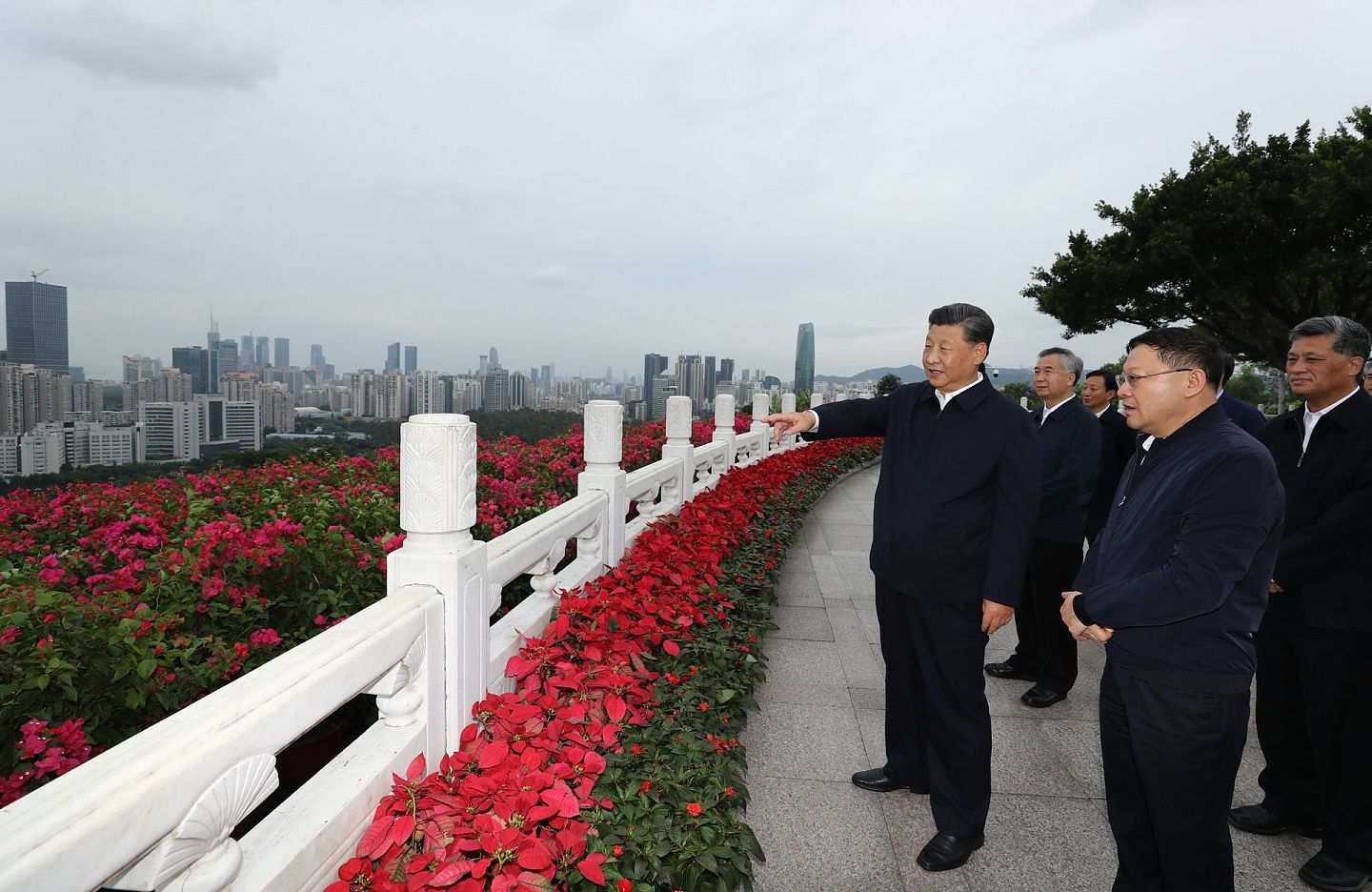 2020年10月14日，习近平在莲花山公园与随行官员交谈，了解深圳经济特区发展情况。 （新华社）