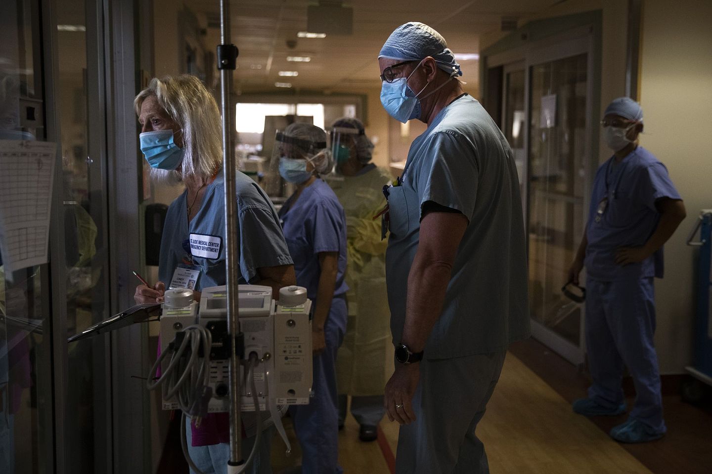 美国的疫情持续严峻。 在美国各州中，加州疫情最为严重。 图为2020年7月7日，加州富勒顿（Fullerton）一家医院的护士在隔着玻璃窗查看病人。 （AP）