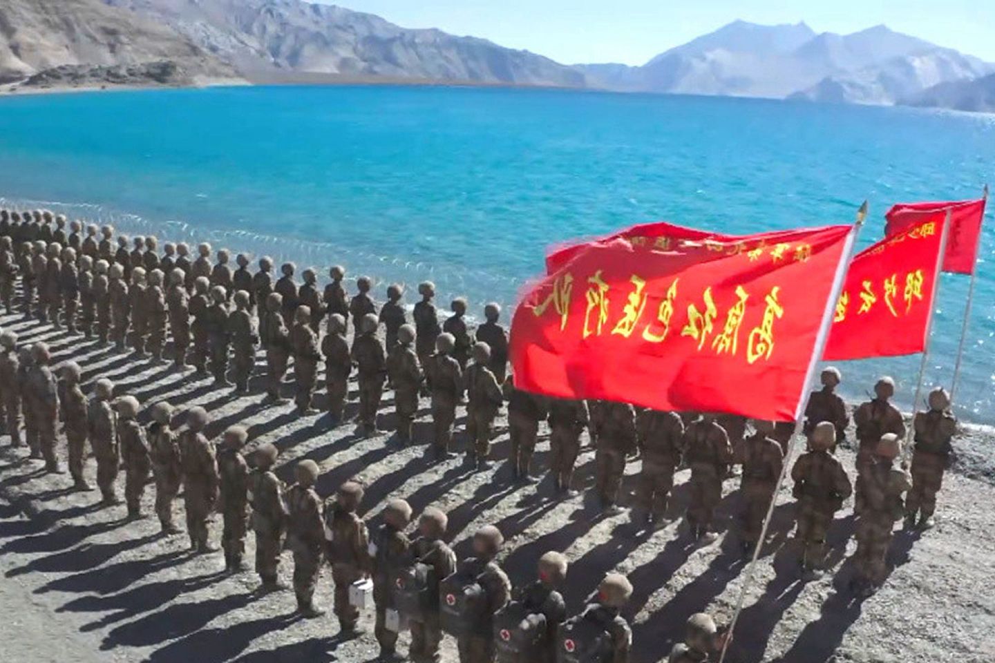 中印边境对峙迄今仍在继续，中国官媒曝光了解放军在中印边境班公湖地区活动的画面。（中国央视视频截图）