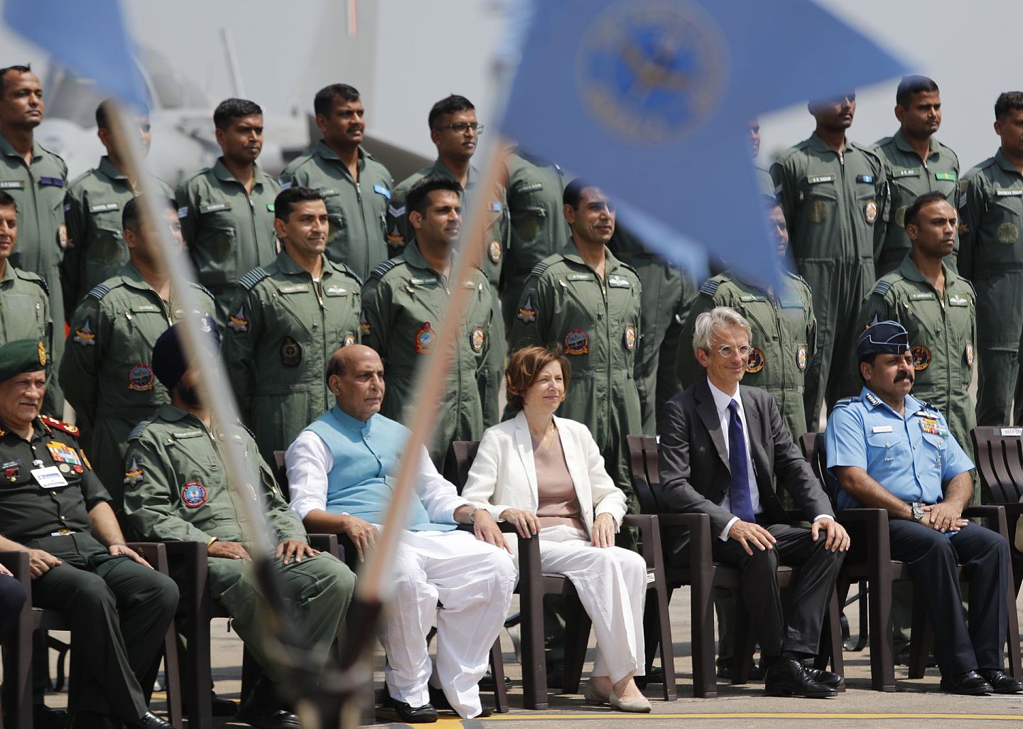 在印度安巴拉空军基地，印度国防部长辛格（左三）和法国国防部长帕利（右三）及印度空军的“阵风”中队合影。 （美联社）