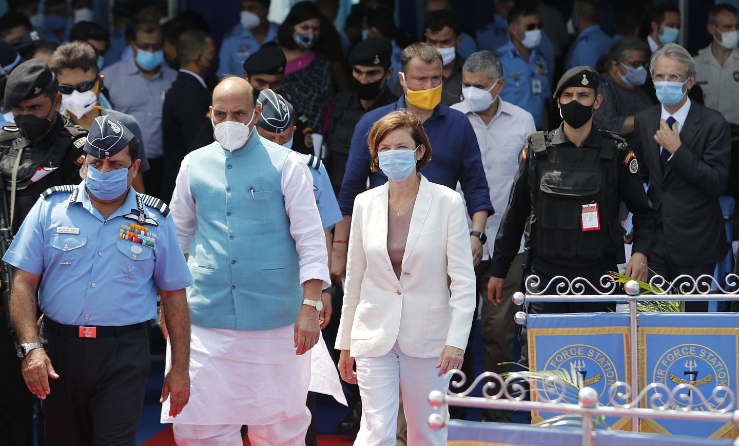 也就在同一天，在印度的安巴拉空军基地，印度国防部长辛格（左二）和法国国防部长帕利（Florence Parly,右）出席了法国制造的“阵风”战斗机的交接仪式。 两国在2016年签署了价值87.8亿美元的协议，首批五架飞机已于2020年7月抵达。 （美联社）