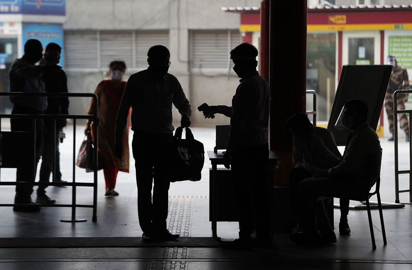 通勤者在乘搭印度新德里郊区古尔格拉姆（Gurugram）的德里地铁之前，要进行体温检查。目前，印度的新冠数目前位居世界第二，仅次于美国。（美联社）