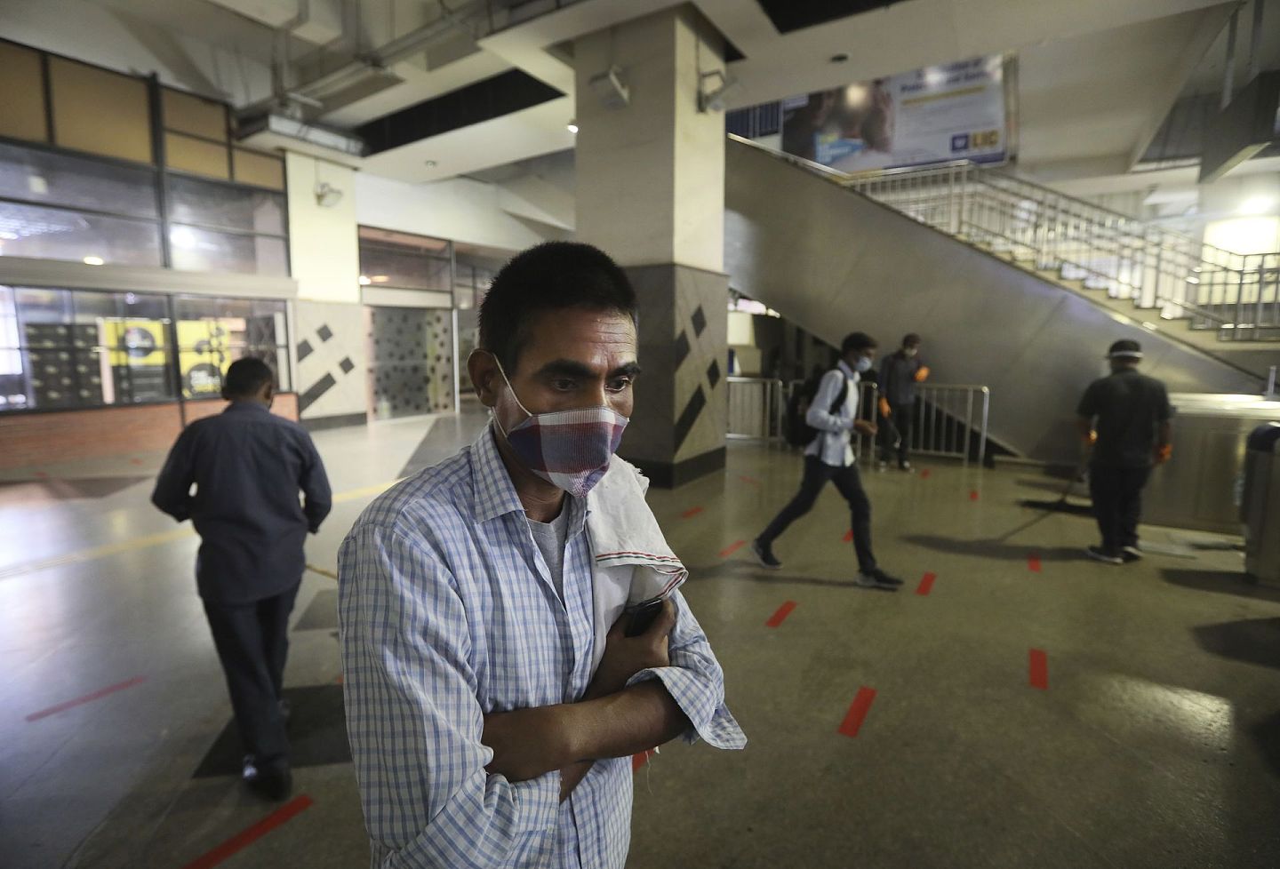 图为一名前往乘坐新德里地铁的通勤者，有情报显示，印度疫情的爆发始于莫迪政府的“解封4.0”开始之后。（美联社）