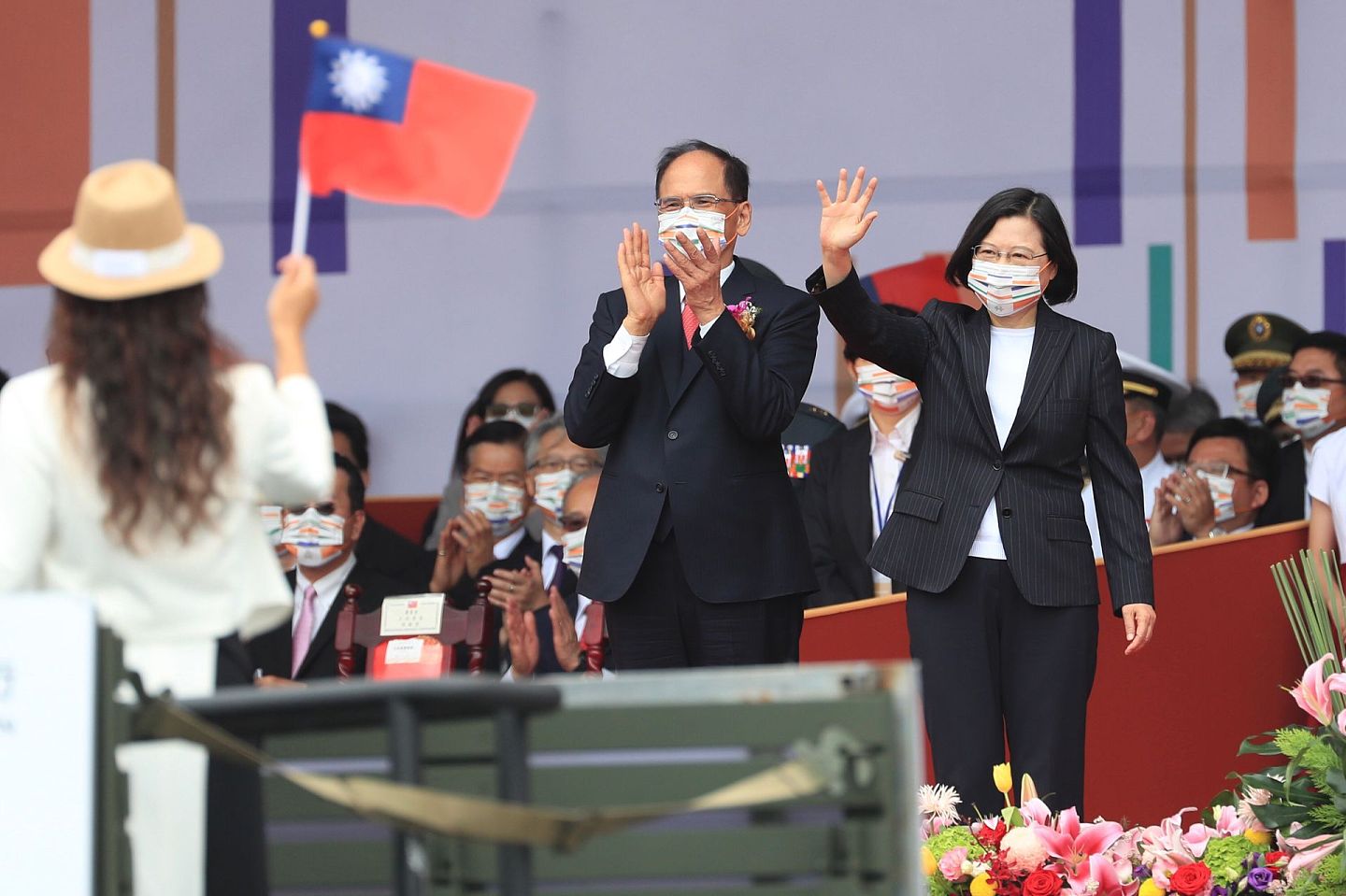 10月10日，台湾举办了双十庆典。 蔡英文（右）挥手向防疫人员表达感谢。 右2为立法院长游锡堃。 （中央社）