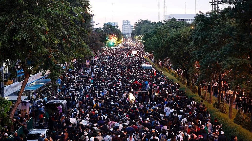 泰国万人示威抗议，水炮车强力清场！多国全城戒严，爆发街头混战，“我们眼中稀疏平常的和平，是别人最奢望的...” - 4