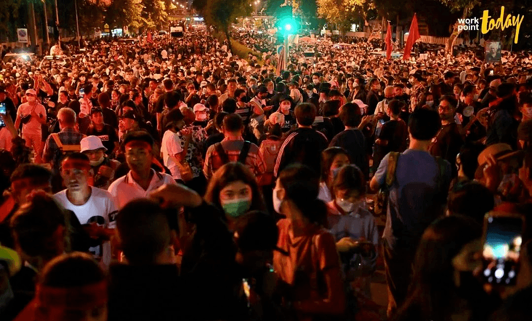 泰国万人示威抗议，水炮车强力清场！多国全城戒严，爆发街头混战，“我们眼中稀疏平常的和平，是别人最奢望的...” - 2
