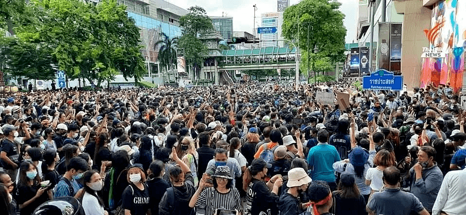 泰国万人示威抗议，水炮车强力清场！多国全城戒严，爆发街头混战，“我们眼中稀疏平常的和平，是别人最奢望的...” - 3