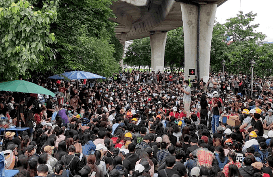 泰国万人示威抗议，水炮车强力清场！多国全城戒严，爆发街头混战，“我们眼中稀疏平常的和平，是别人最奢望的...” - 6