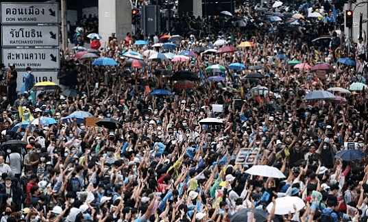 泰国万人示威抗议，水炮车强力清场！多国全城戒严，爆发街头混战，“我们眼中稀疏平常的和平，是别人最奢望的...” - 7