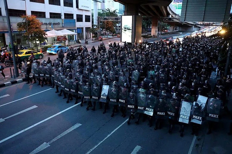 泰国万人示威抗议，水炮车强力清场！多国全城戒严，爆发街头混战，“我们眼中稀疏平常的和平，是别人最奢望的...” - 8