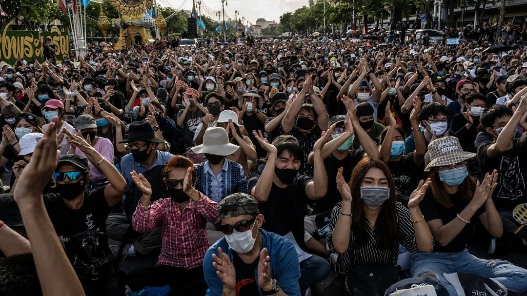 泰国万人示威抗议，水炮车强力清场！多国全城戒严，爆发街头混战，“我们眼中稀疏平常的和平，是别人最奢望的...” - 15