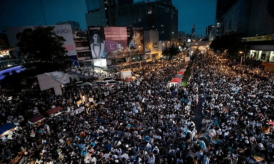 泰国万人示威抗议，水炮车强力清场！多国全城戒严，爆发街头混战，“我们眼中稀疏平常的和平，是别人最奢望的...” - 16