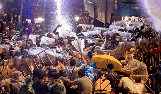 泰国万人示威抗议，水炮车强力清场！多国全城戒严，爆发街头混战，“我们眼中稀疏平常的和平，是别人最奢望的...” - 22