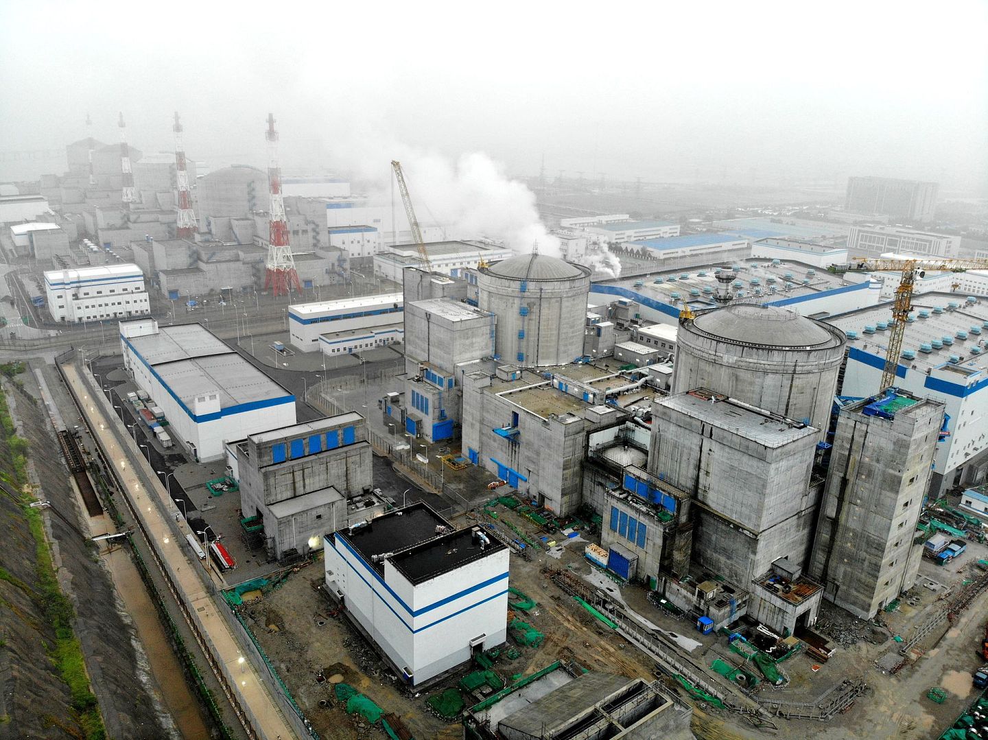 2020年8月9日，无人机在江苏省连云港市拍摄的田湾核电站一、二、三期工程机组全景。 （新华社）