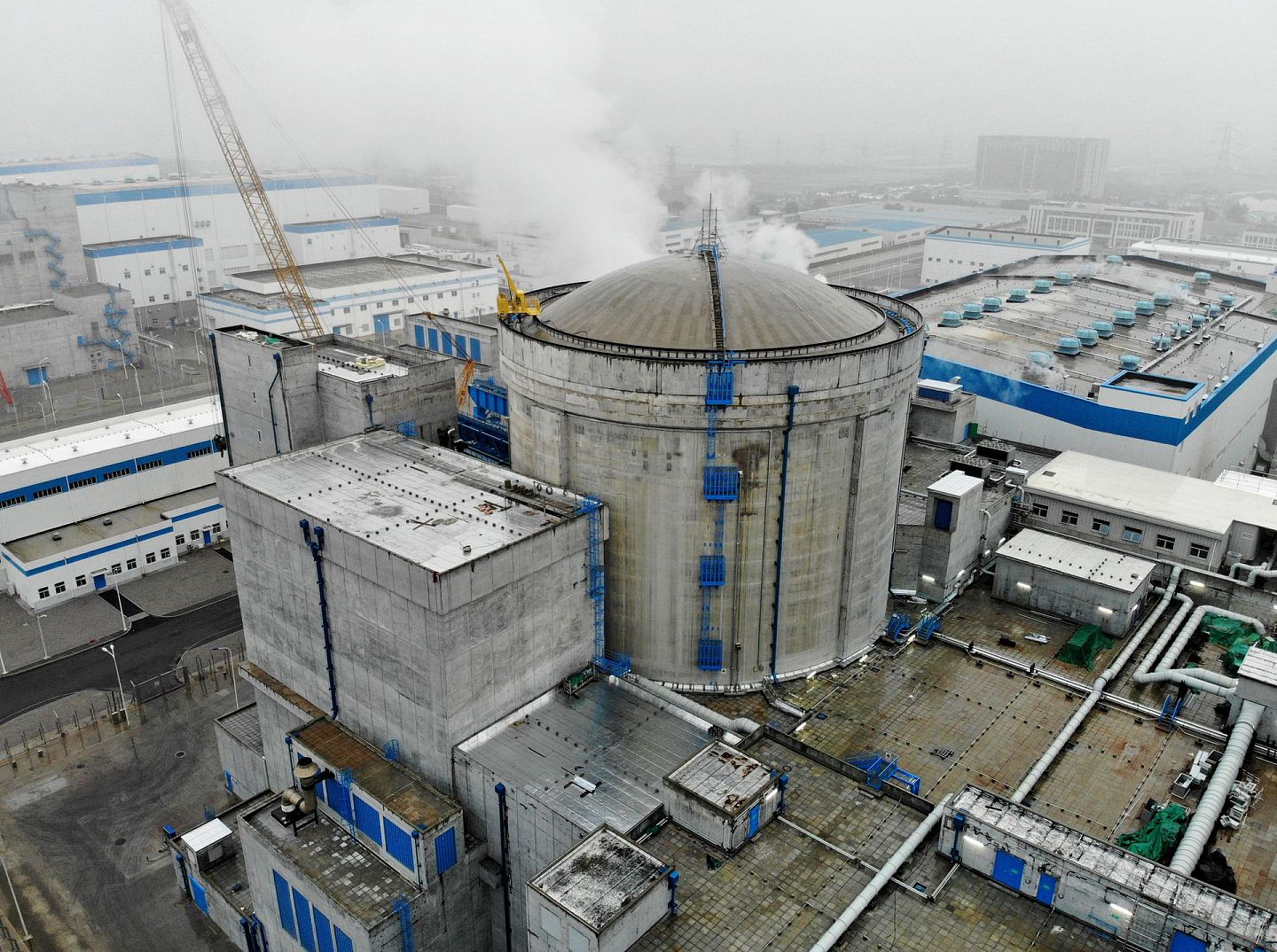 2020年8月9日，无人机在江苏省连云港市拍摄的田湾核电站并网发电的5号机组。 （新华社）