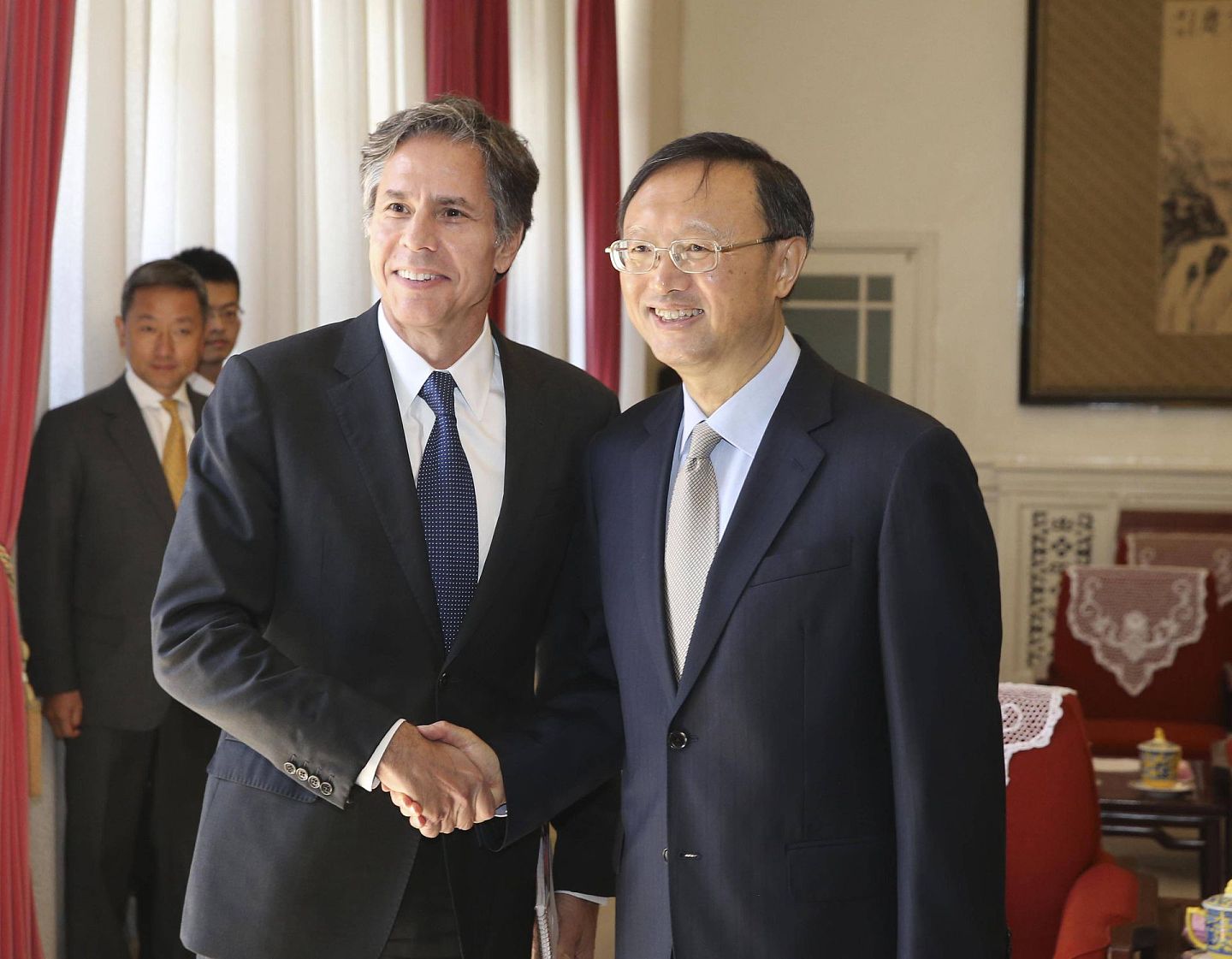 美国前副国务卿布林肯（左）于10月18日透露民主党总统候选人拜登的对华政策。图为2015年10月8日，布林肯与中共中央政治局委员杨洁篪在北京会晤。（新华社）