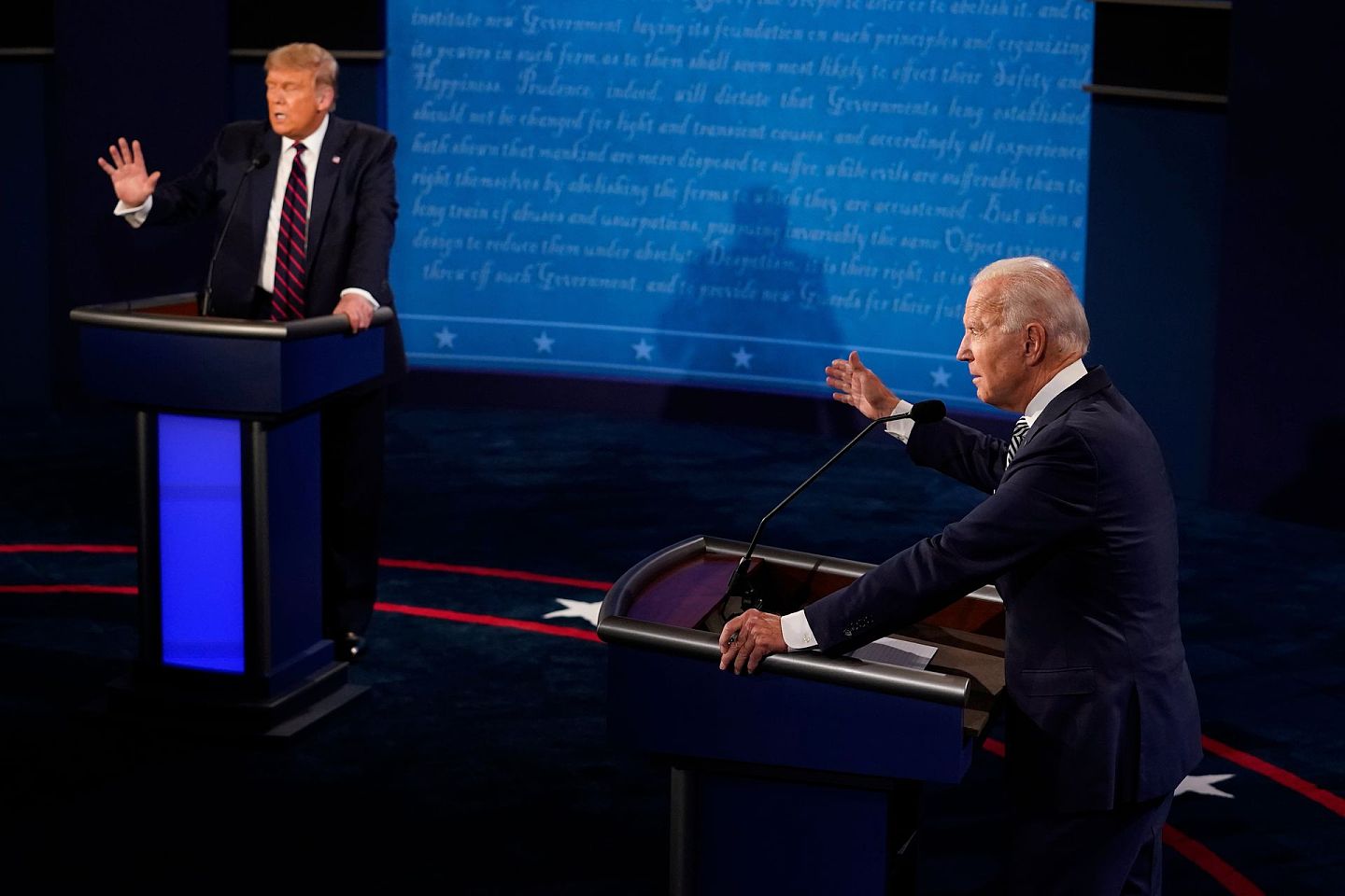 美国2020年总统大选候选人首次电视辩论于2020年9月29日举行，媒体评价本次辩论十分混乱，毫无意义，令最终谁能当选更加难以预测。（AP）