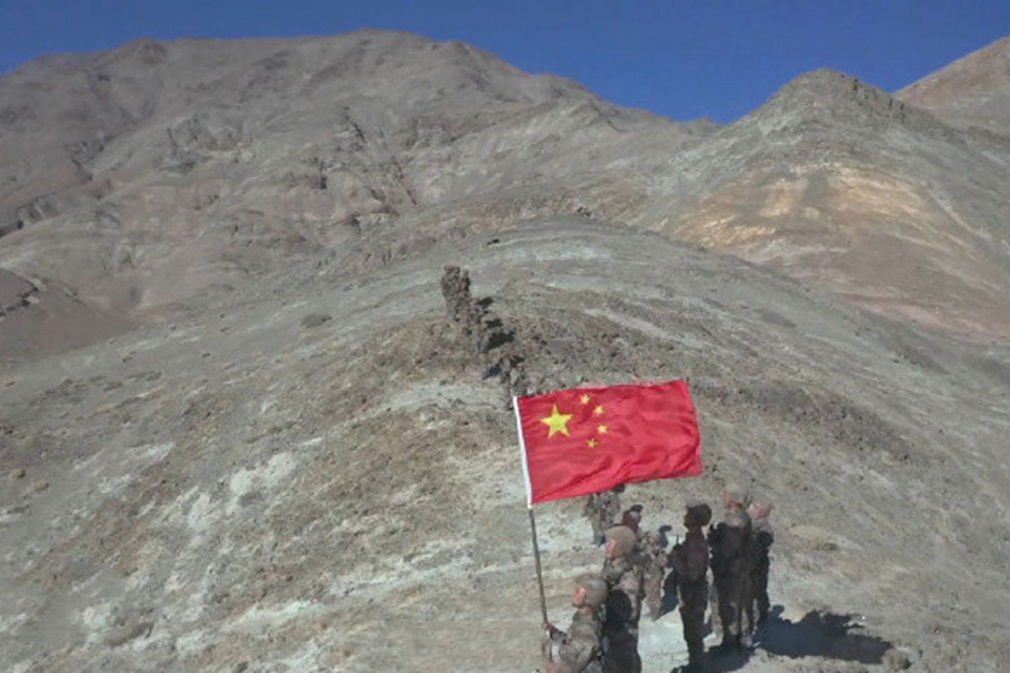 中印边境对峙迄今仍在继续，中国官媒曝光了解放军在中印边境班公湖地区活动的画面。 （中国央视视频截图）