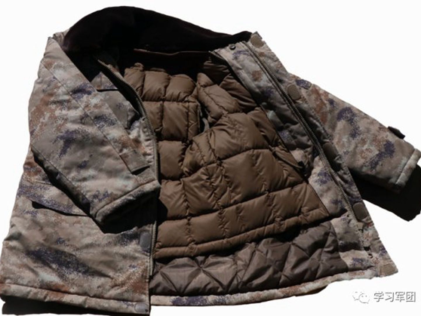 中国官方此前披露了解放军最新列装的保暖组训服。 （微信@学习军团）