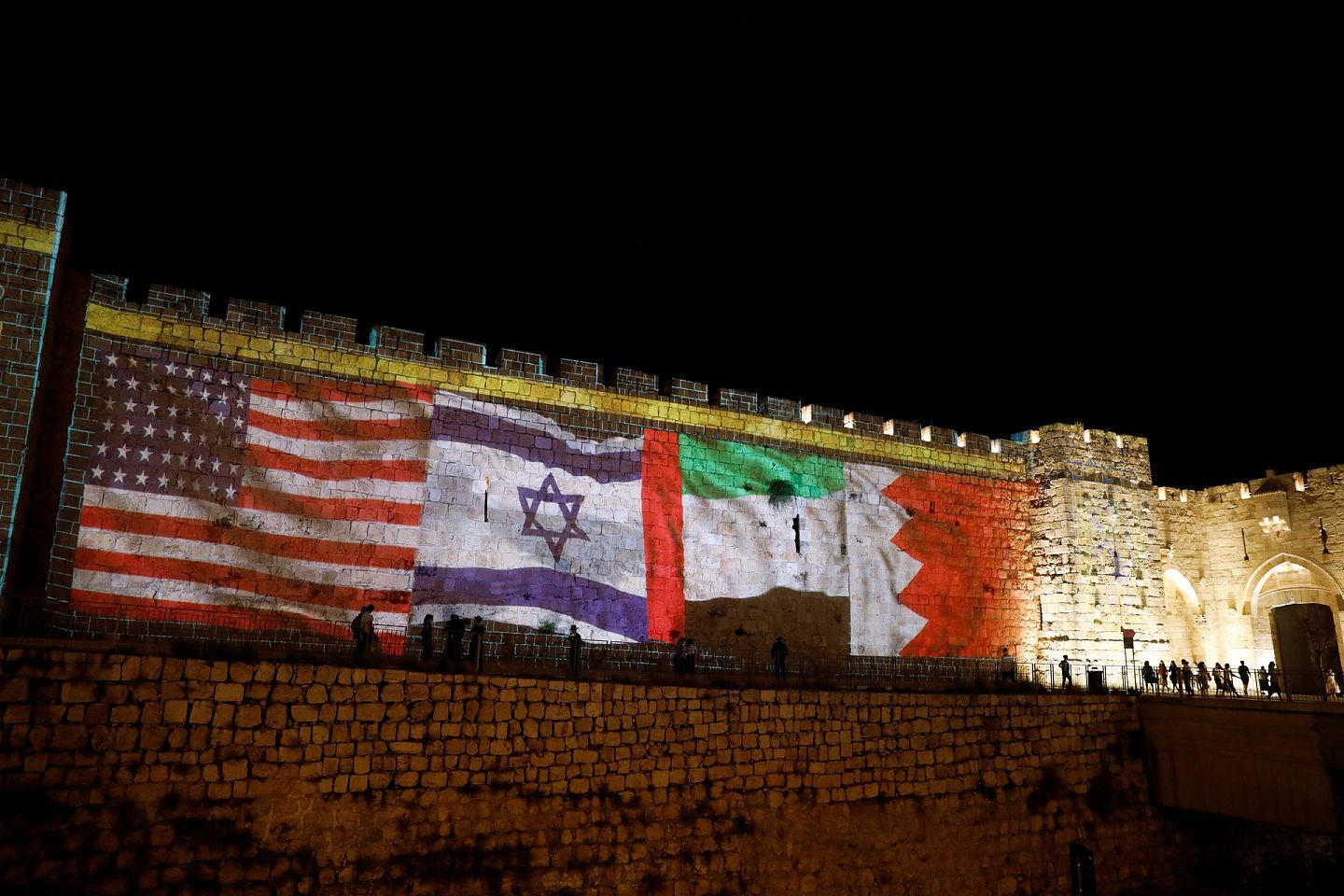 2020年9月15日，以色列耶路撒冷旧城的城墙投影美国、以色列、阿联酋和巴林的国旗。（Reuters）