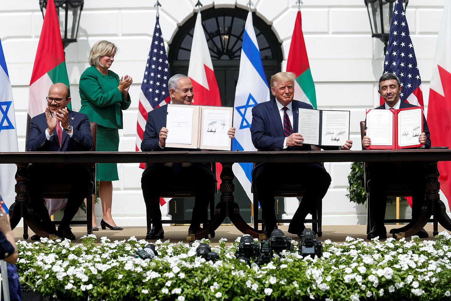 9月15日，巴林外长扎耶尼（Abdullatif Al-Zayani）、以色列总理内塔尼亚胡、美国总统特朗普及阿联酋外长阿卜杜拉（Sheikh Abdullah Bin Zayed）在华盛顿白宫参与《亚伯拉罕协议》签署仪式。（Reuters）