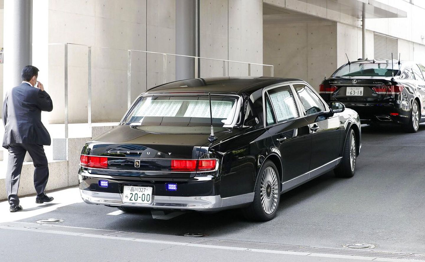 8月17日，载着安倍的汽车到达东京庆应大学医院。 （AP）