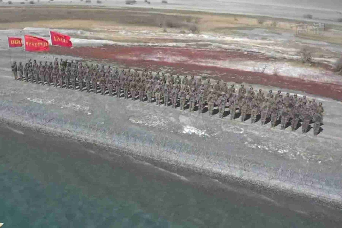 班公湖解放军军队整体画面。（中国央视截图）