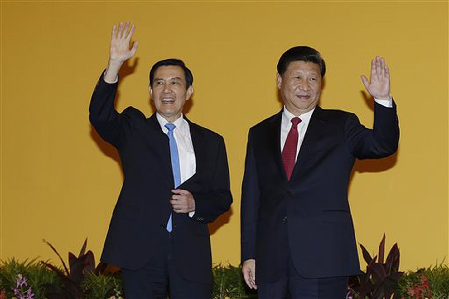 2015年11月初，習近平（右）與馬英九（左）在新加坡舉行兩岸領袖66年來首次會面，創造歷史。（AP）