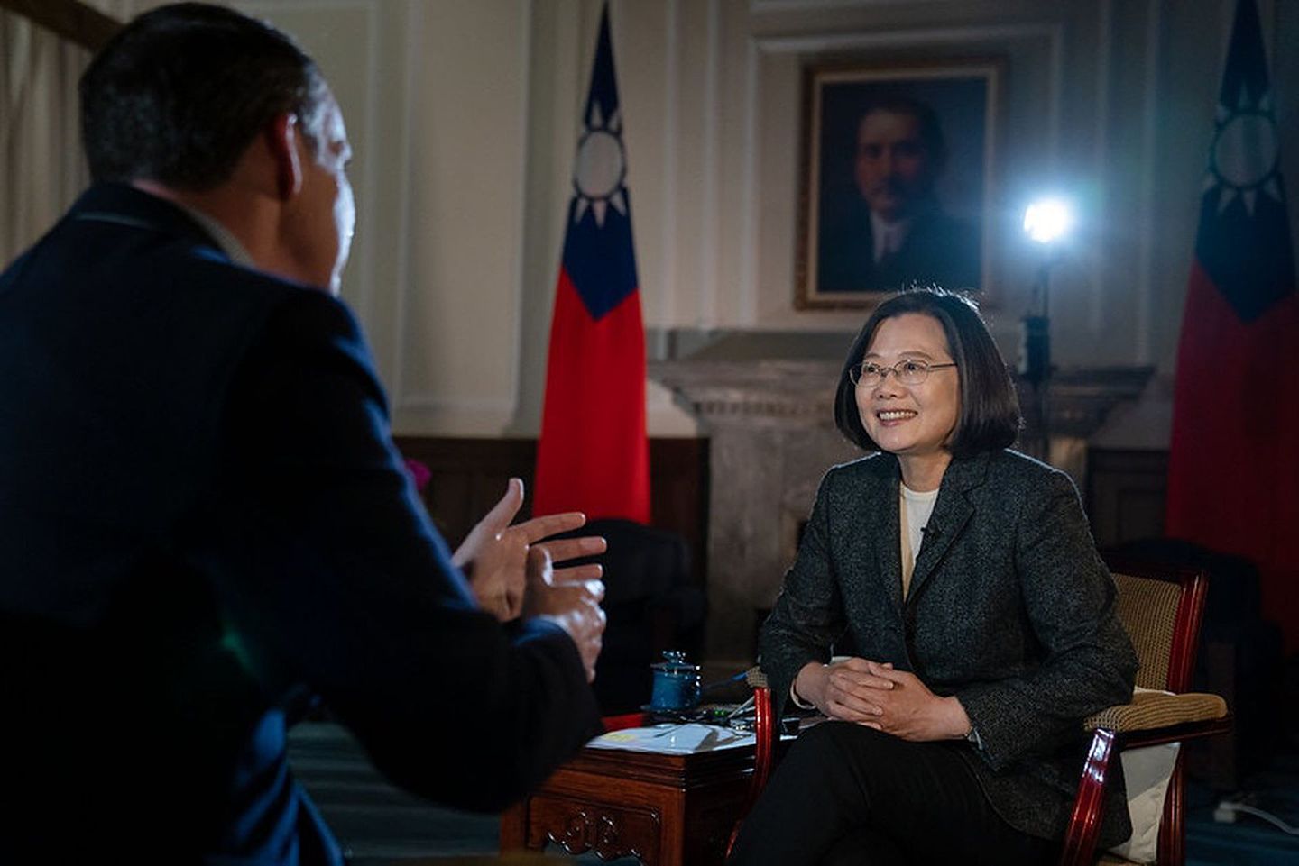 2020年1月蔡英文连任后，在台湾总统府接受英媒BBC专访，称“我们已经是独立的国家，名字叫中华民国台湾”，引起两岸震撼。（台灣總統府）