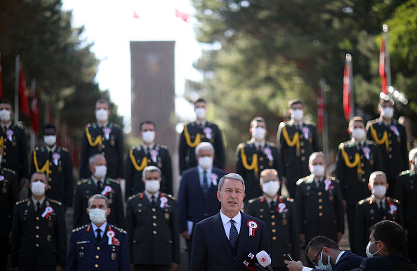 2020年10月12日，土耳其国防部长阿卡尔在安卡拉举行的国防大学军事学院新学年开幕式上致辞。期间屡次提及东地中海争端，声称“土耳其在争端中绝不会后退半步”，并号召全体学员为此而不懈努力。（Getty Images）